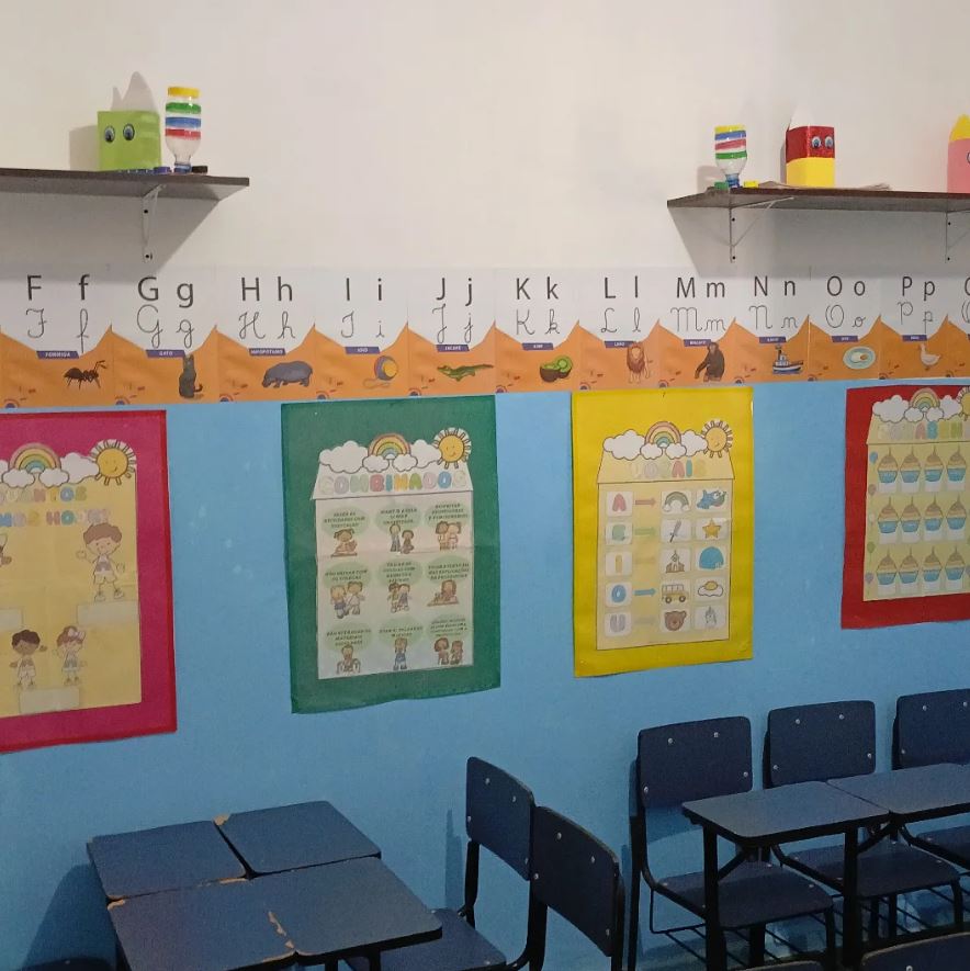 Sala de aula com painéis pedagógicos e alfabeto na parede