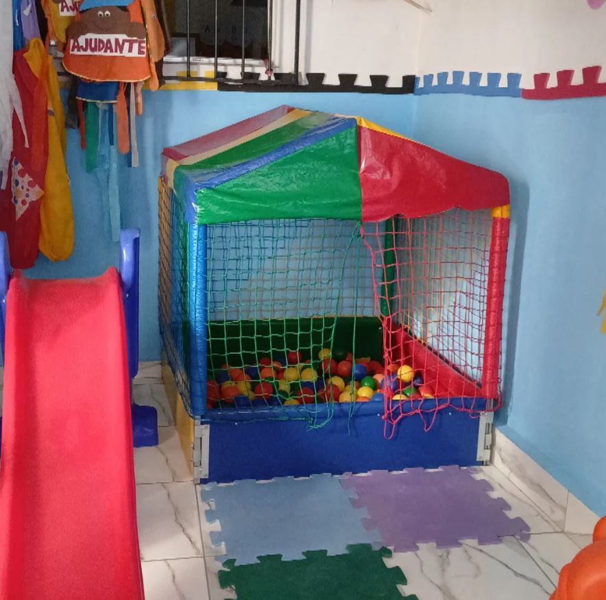 Brincadeiras na piscina de bolinhas